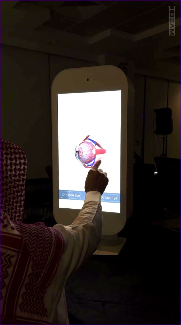 مجسم طبي ثلاثي الأبعاد يتفاعل معه الزائر