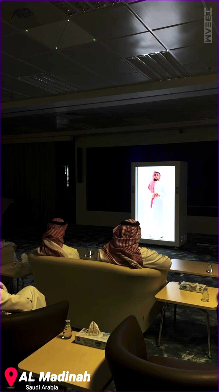 محاضر هولوجرامي أمام جمهور