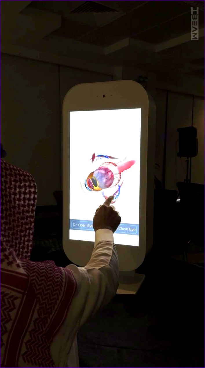 زائر يتفاعل مع وحدة عرض عمودية